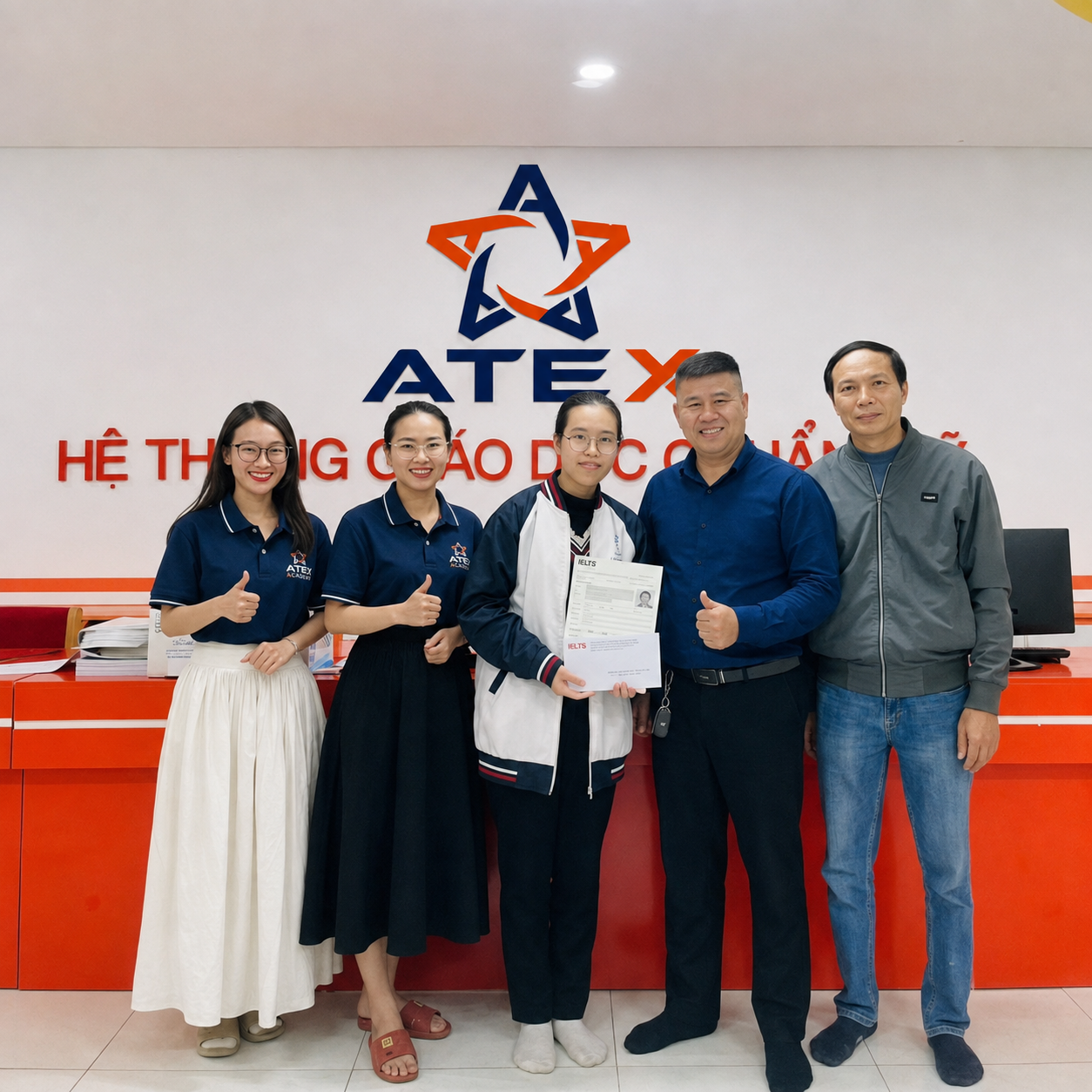 Học viên Hồng Linh nhận thưởng IELTS 8.0