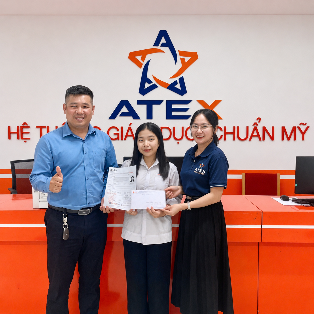 Học viên Minh Thư nhận thưởng IELTS 8.0