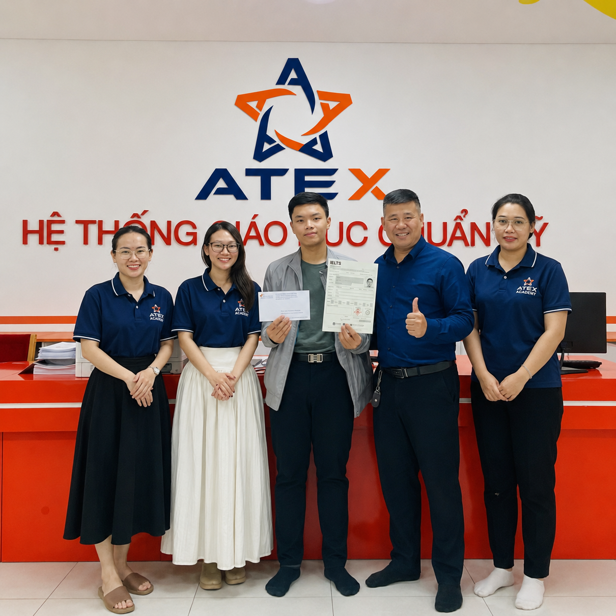 Học viên Thế Bình nhận thưởng IELTS 7.5