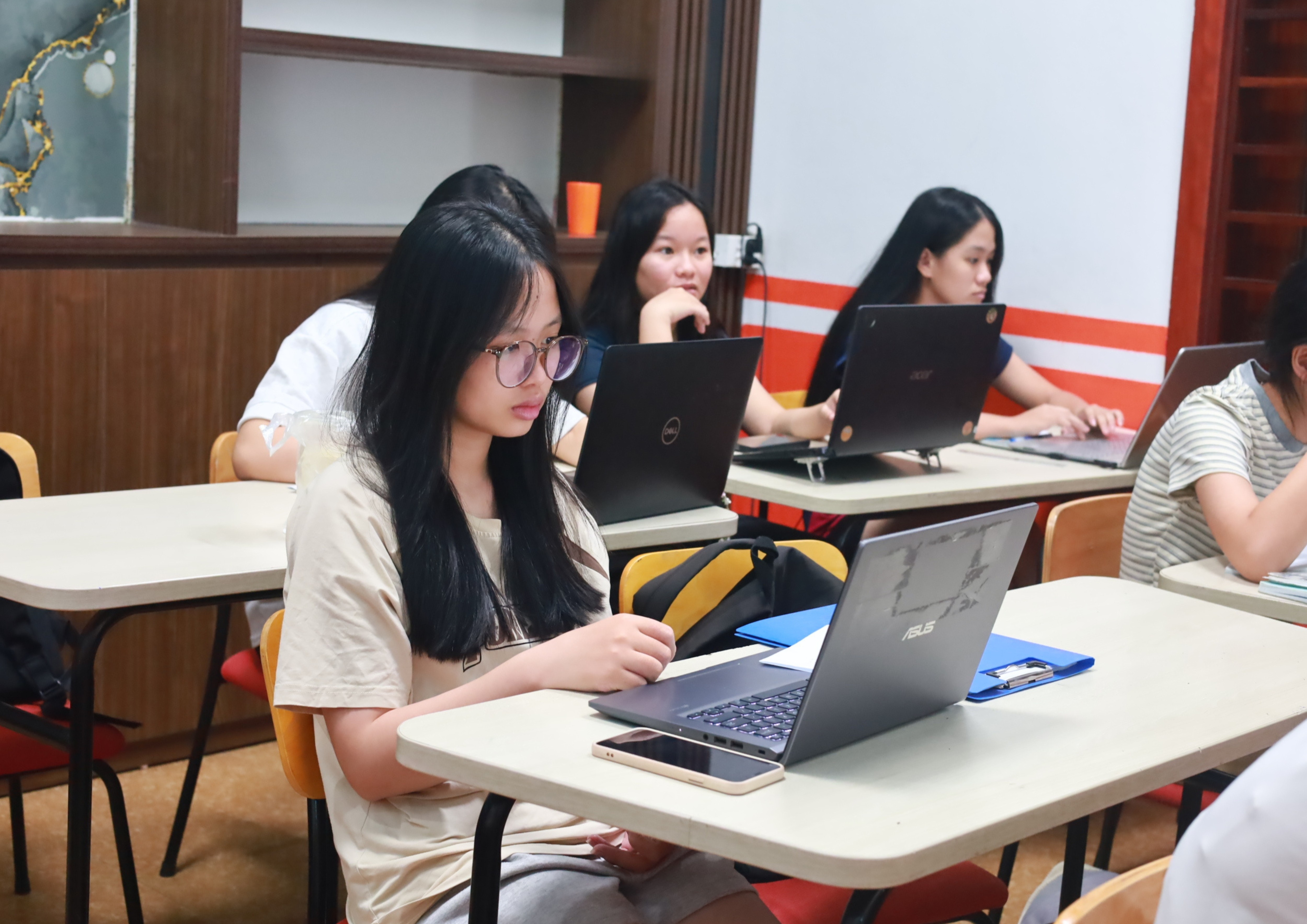 Giáo viên theo sát tiến độ